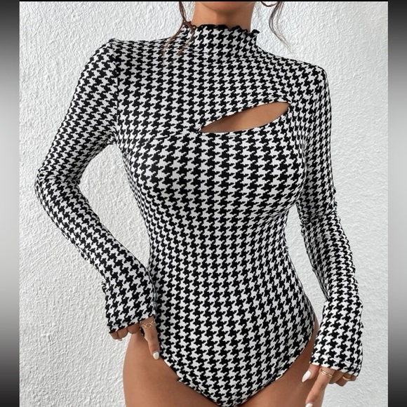 Classic Houndstooth Print Cut Out Front Mock Neck Bodysuit - Picture 5 of 9